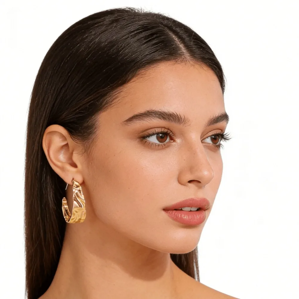 2Pcs Avant-Garde Artistic Style Irregular Hammered Texture C-Shaped Earrings, Featuring a Dual-Color Texture with a Warm-Toned and a Cool-Toned Glossy Finish, Unique Textured Pleated Design, Niche Style. The Overall Style Is Cool and Neutral, Enhancing the Appearance of the Face and Making It Visually Smaller, and Is Versatile, Easy to Match with Any Outfit. Perfectly Suitable for Daily Commuting, Casual Outings, Girls' Dates, Social Gatherings, Light-Formal Business Settings, and Many Other Occasions, It Adds a Great Sense of Style for Everyday Wear.
