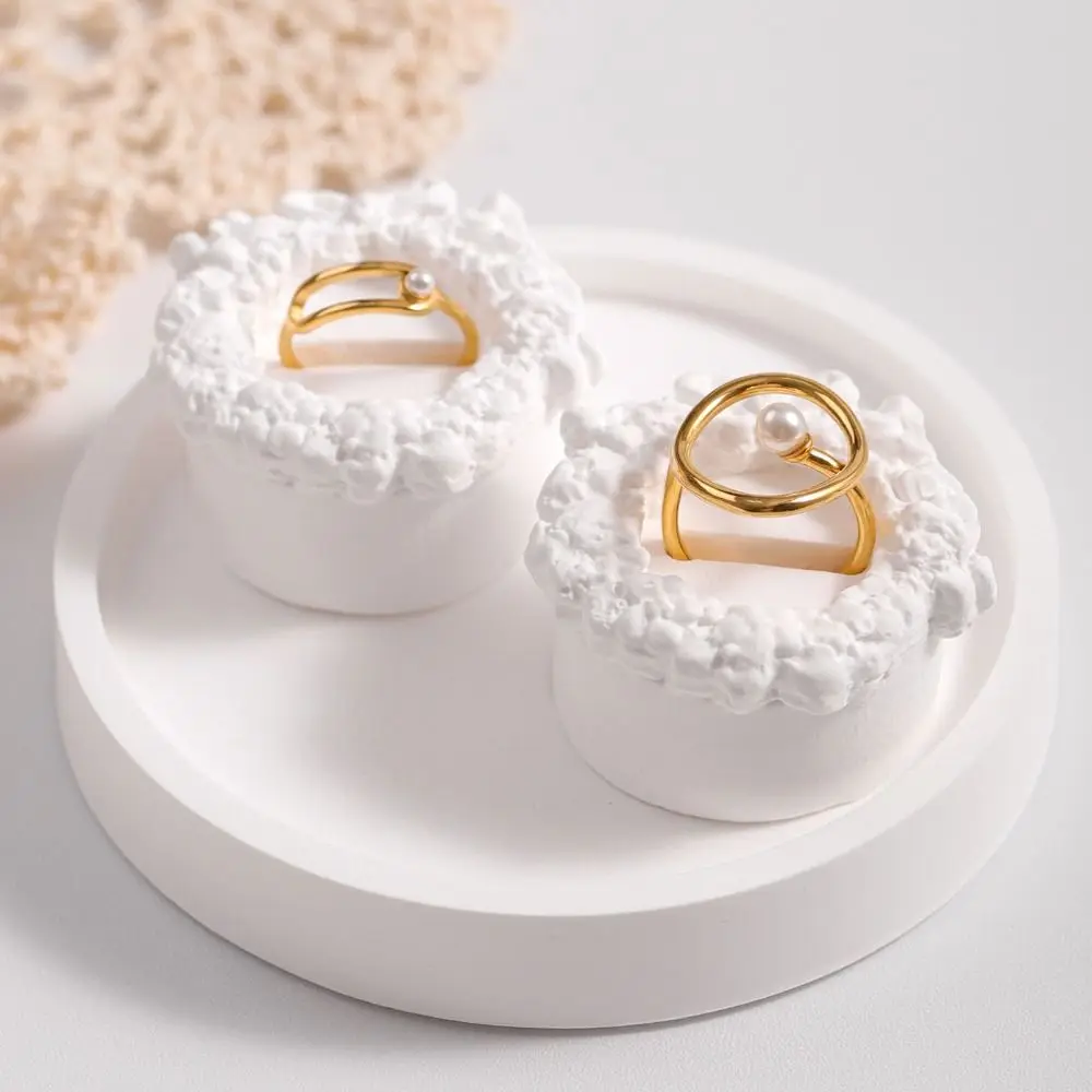 

Vintage Cake Shape Ring Stand Exquisite European Style Plaster Ring Holder Home Ornaments Jewelry Display Stand