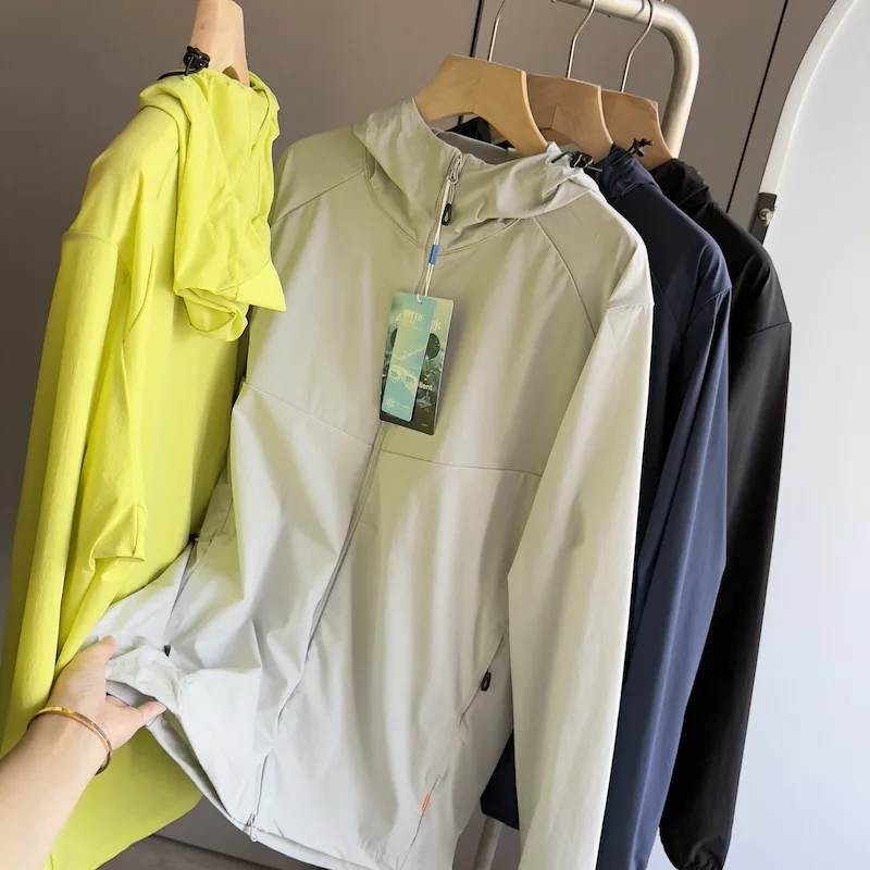 Men's Outdoor Mountaineering Running Jacket Windproof Repellent New Top Layer for Climbing Hiking Traveling in Cold Weather