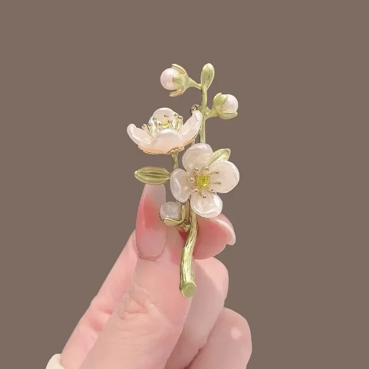 Artistic Green Jasmine Brooch Plant Flower Pearl Breast Flower Retro Temperament Suit Anti Glare Buckle Pin Accessory Lapel Pins