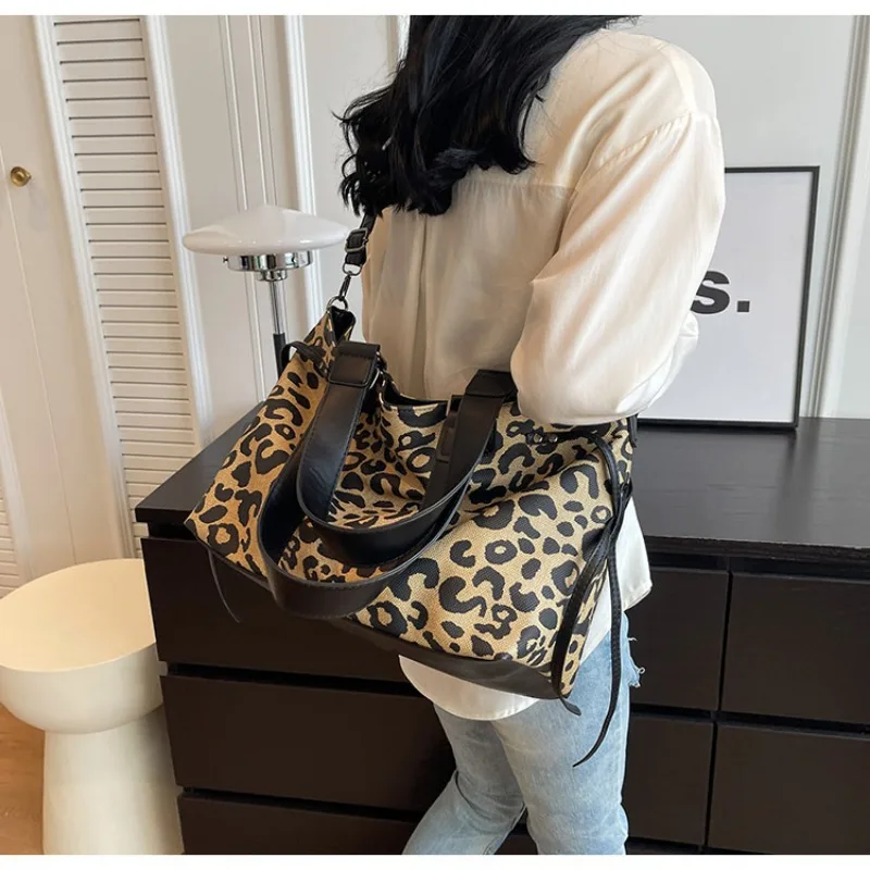 2024 New Women's Bags Niche Fashion Leopard Print Shoulder Crossbody Bag Simple Large Capacity Commuting Tote Bag