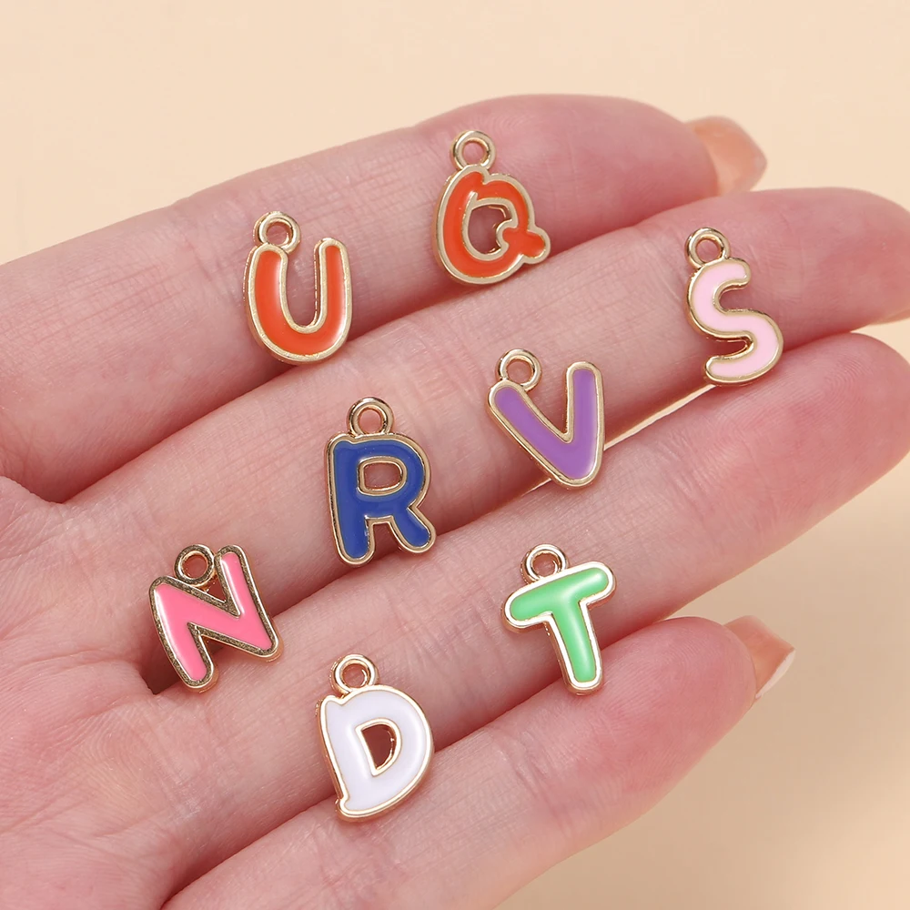 50/100개 A-Z 알파벳 에나멜 참 장식품 다채로운 금속 문자 펜던트 DIY 쥬얼리 제작 귀걸이 팔찌 목걸이 액세서리