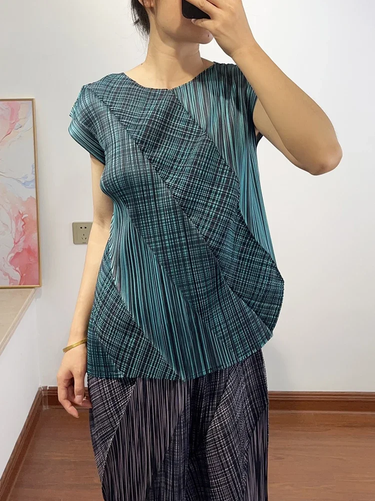 Miyake's damesset met geplooide plooien met een modieus ontwerp, een losse en afslankende top en een tweedelige rok Nieuwe zomer