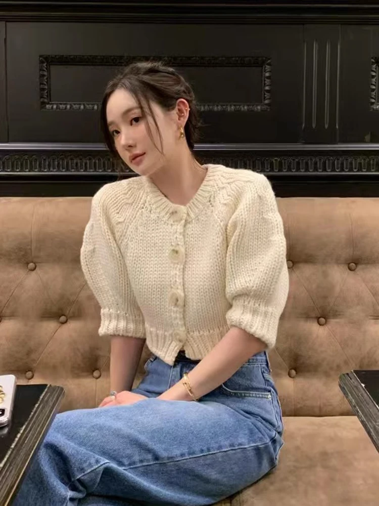 ソフトショートバブルスリーブニットセーター女性の春夏の新スタイルシングルボタンエレガントなオープンカーディガントップ
