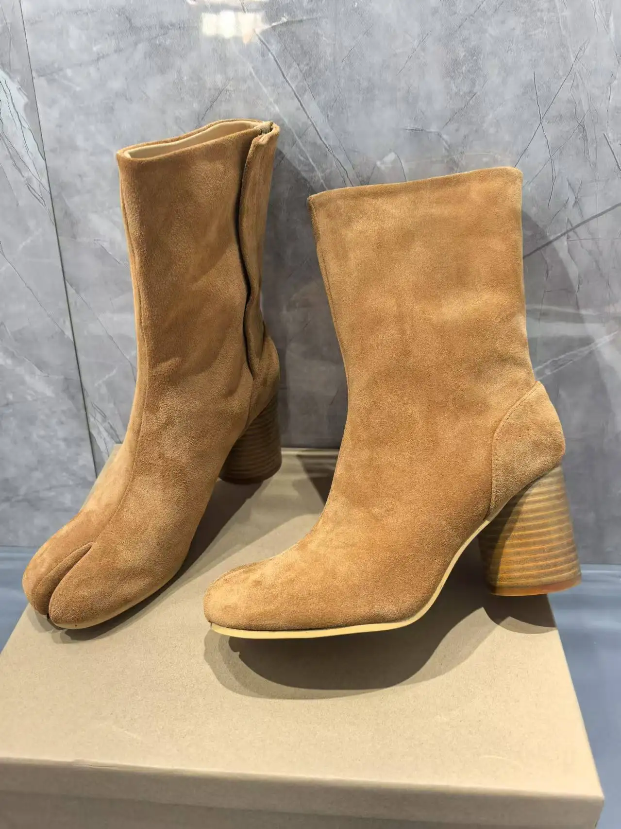 

Vintage Tabi Boots Split Toe Booties Soft Leather Soft Soles Solid Color Flat Casual Botas Men Women Shoes Formal Party Boots