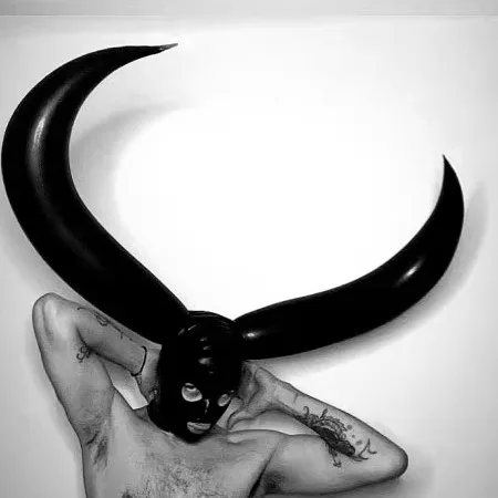 

Латексная маска с капюшоном, режущая трехмерные щупальца, рог, рог, голова дьявола, надувной матадор, потому что