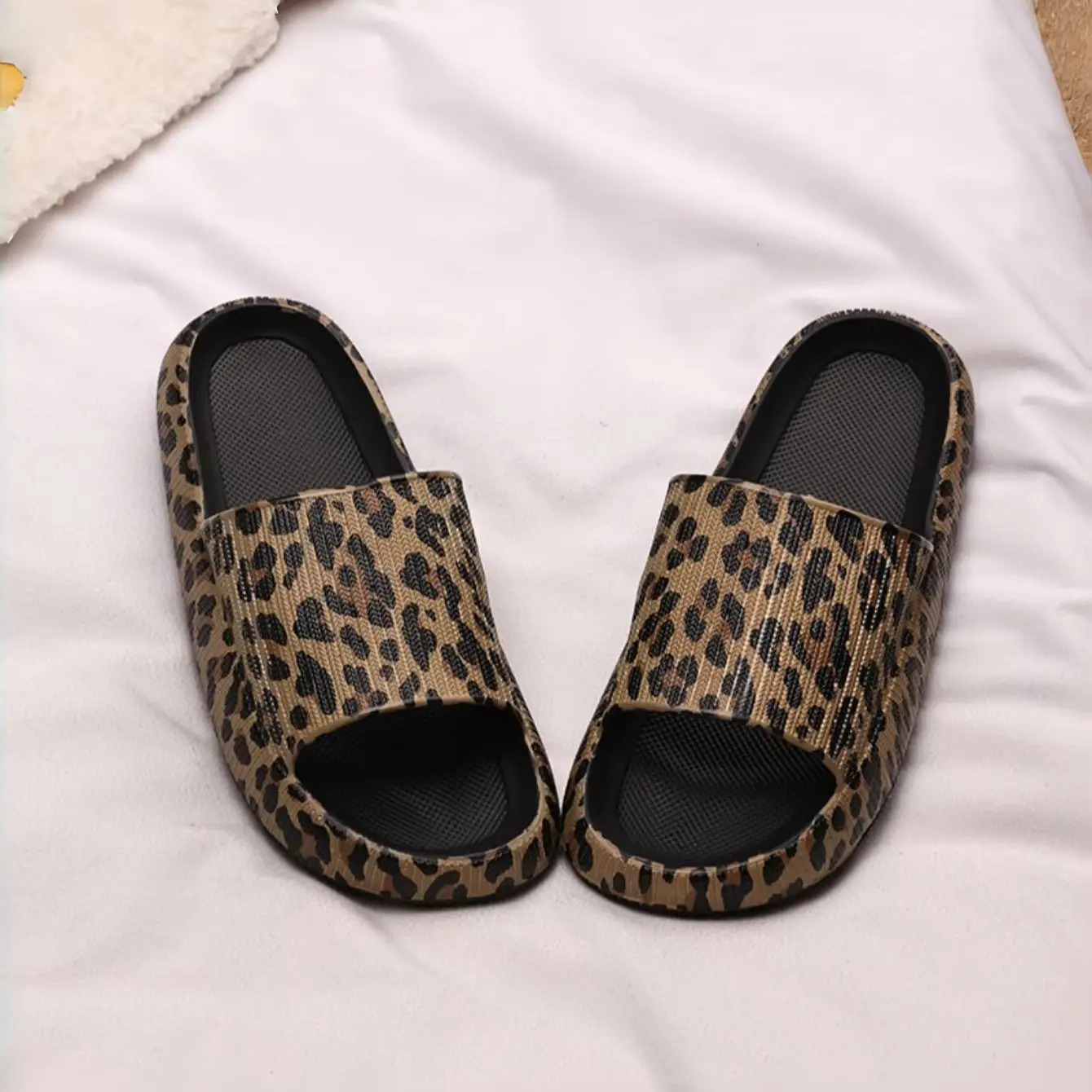 New Spring and Summer Eva Soft Thick-Soled Comfortable and Fashionable Leopard Print Slippers for Men and Women, Suitable for Indoor, Bathroom, Outdoor, and Daily Use