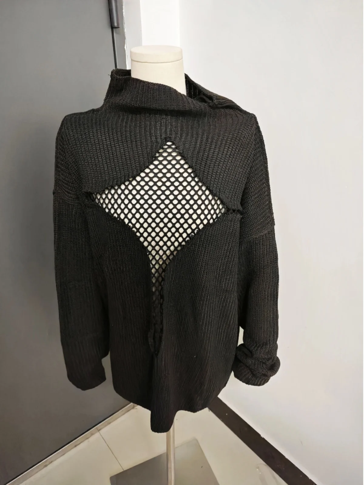 Sweter oversize z dzianiny, luźny krój, długi rękaw, średniej długości, kolor transparentny.