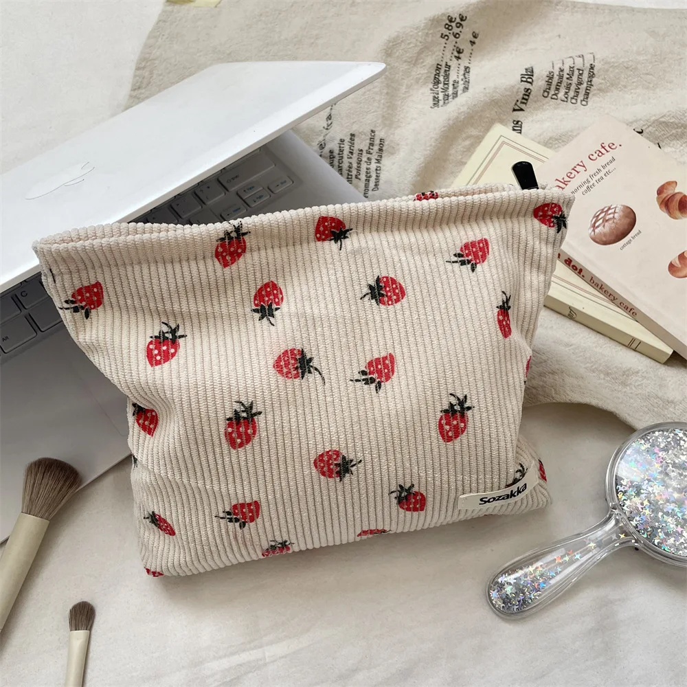 

Модная вельветовая косметичка с клубничным принтом для женщин, на молнии, большая вместительная дорожная сумка-органайзер для туалетных принадлежностей, портативный клатч-кошелек