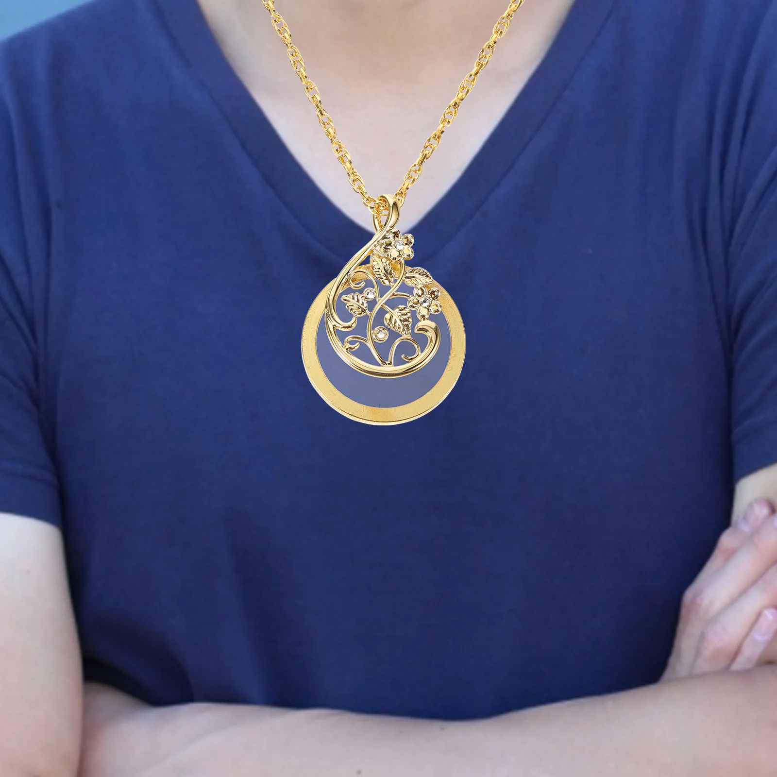 

Magnifying Glass Necklace Portable Pendant Delicate Design Reading Magnifier Necklace Practical Gift for Adults Seniors