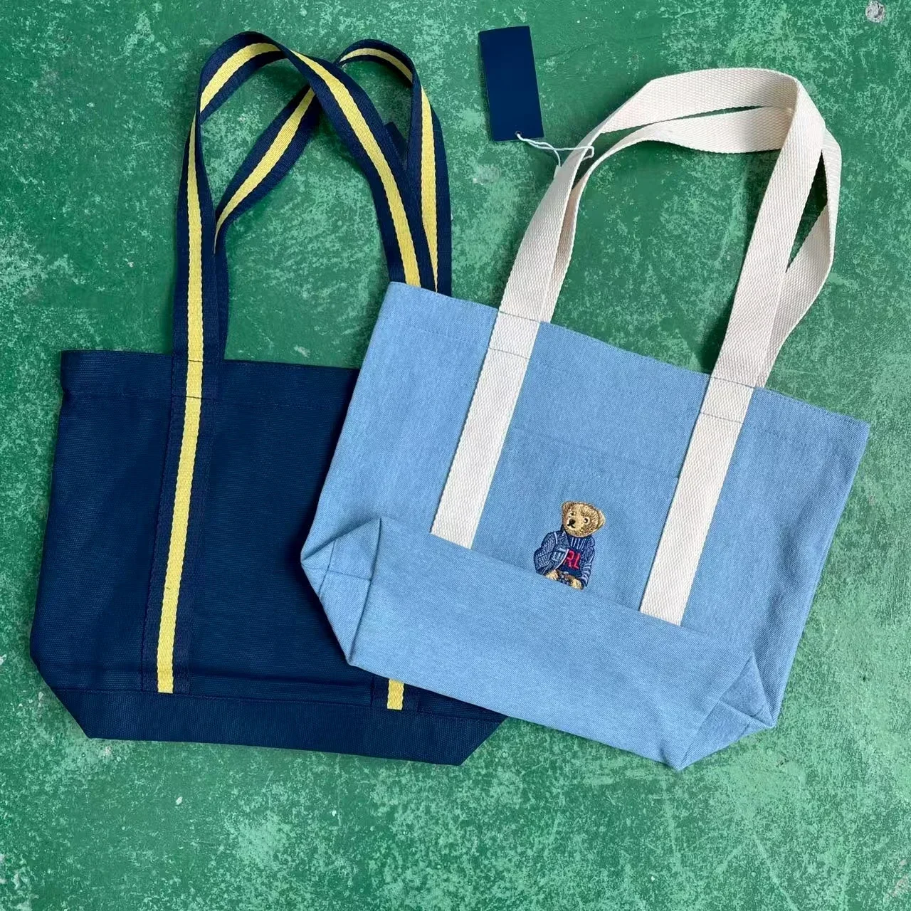 

Large Canvas Tote Bag Minimalist Commuter Shoulder Bag Reusable Shopping Tote Fashionable Laptop Sleeve for Women Men Students