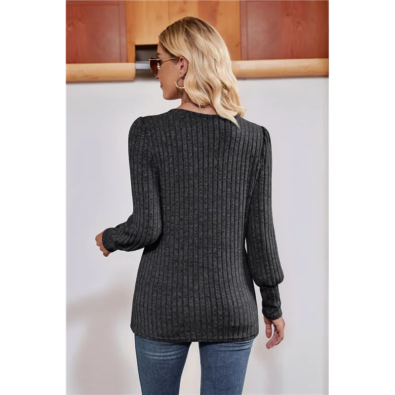 เสื้อสตรีแขนยาวทรงหลวม คอเหลี่ยม แต่งกระดุม ผ่าข้าง ผ้าเนื้อนุ่ม สไตล์เสื้อคลุม