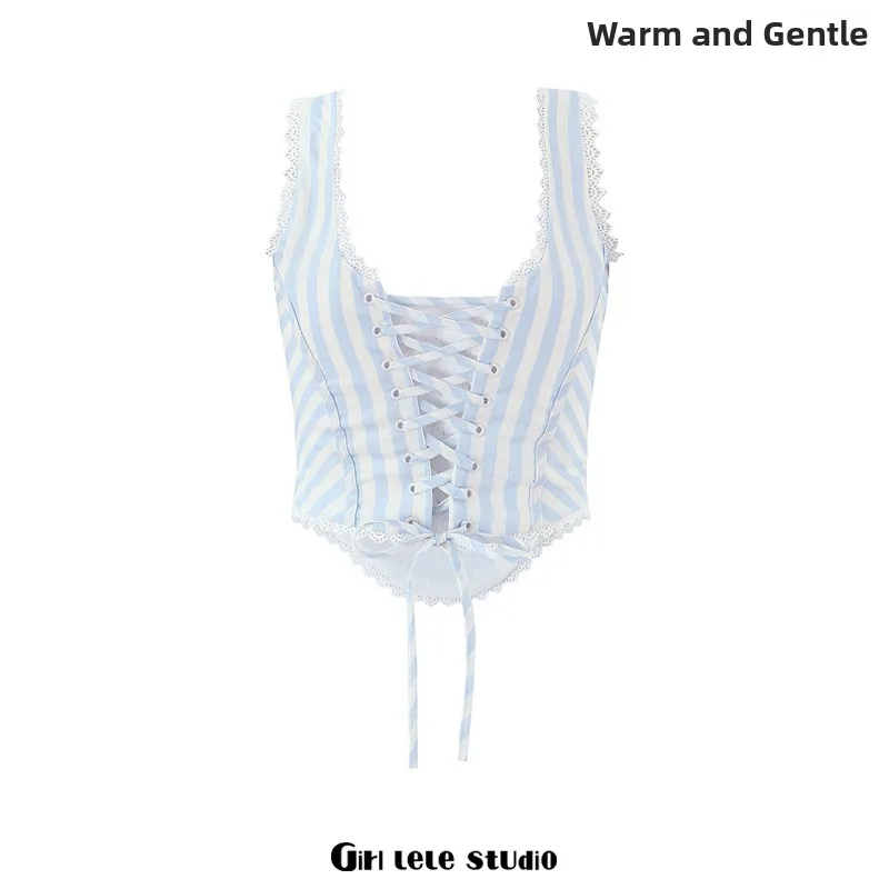 Amerykańska seksowna dziewczyna w kwadratowym dekolcie, falbankach, wiązaniu krzyżowym, dopasowanej kamizelce w paski lub modnym, uniwersalnym topie na lato.