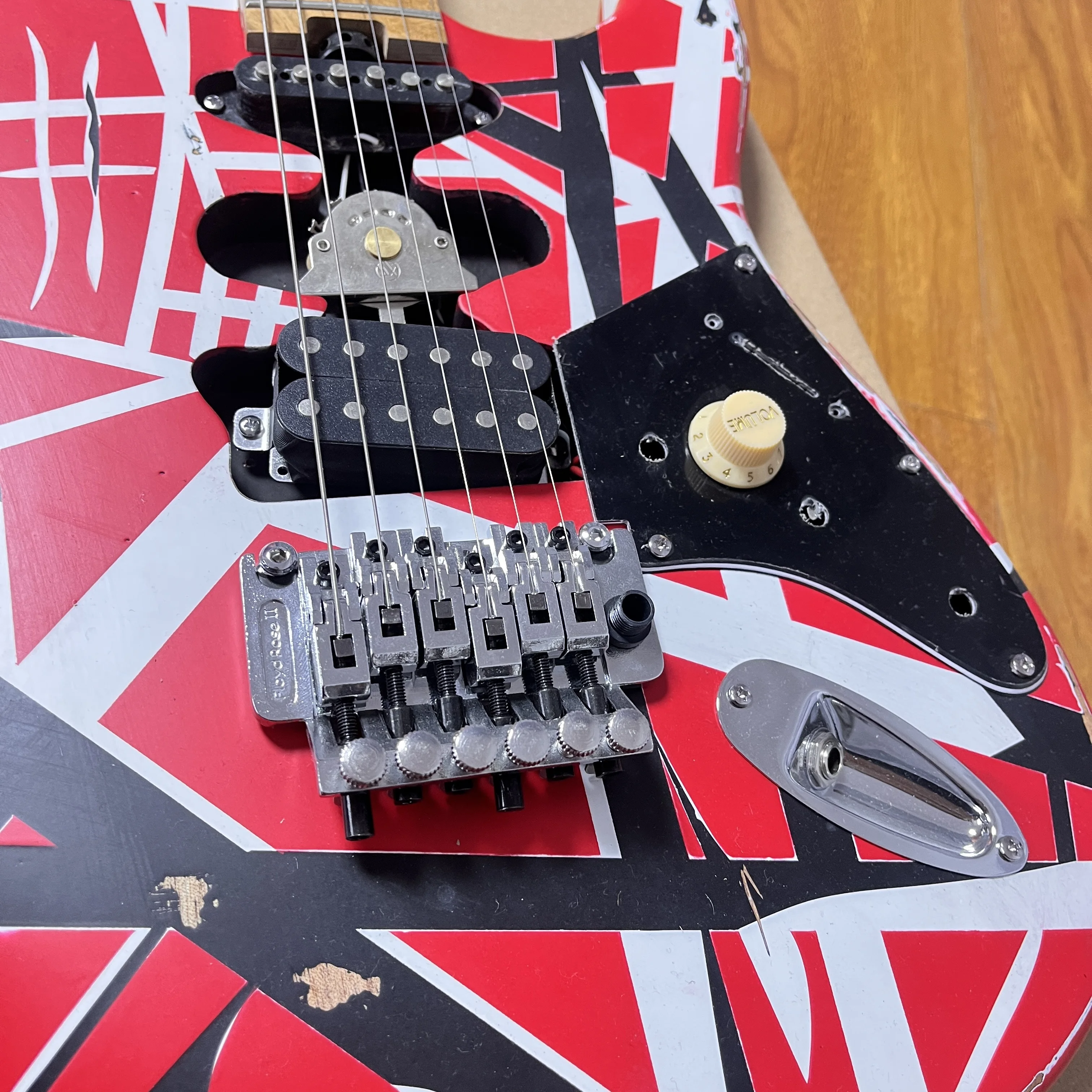 جيتار كهربائي عتيق الأكثر مبيعًا أبيض أسود مخطط أحمر 6-سلسلة 22 فريت يتم شحنه من مستودع الولايات المتحدة شحن مجاني