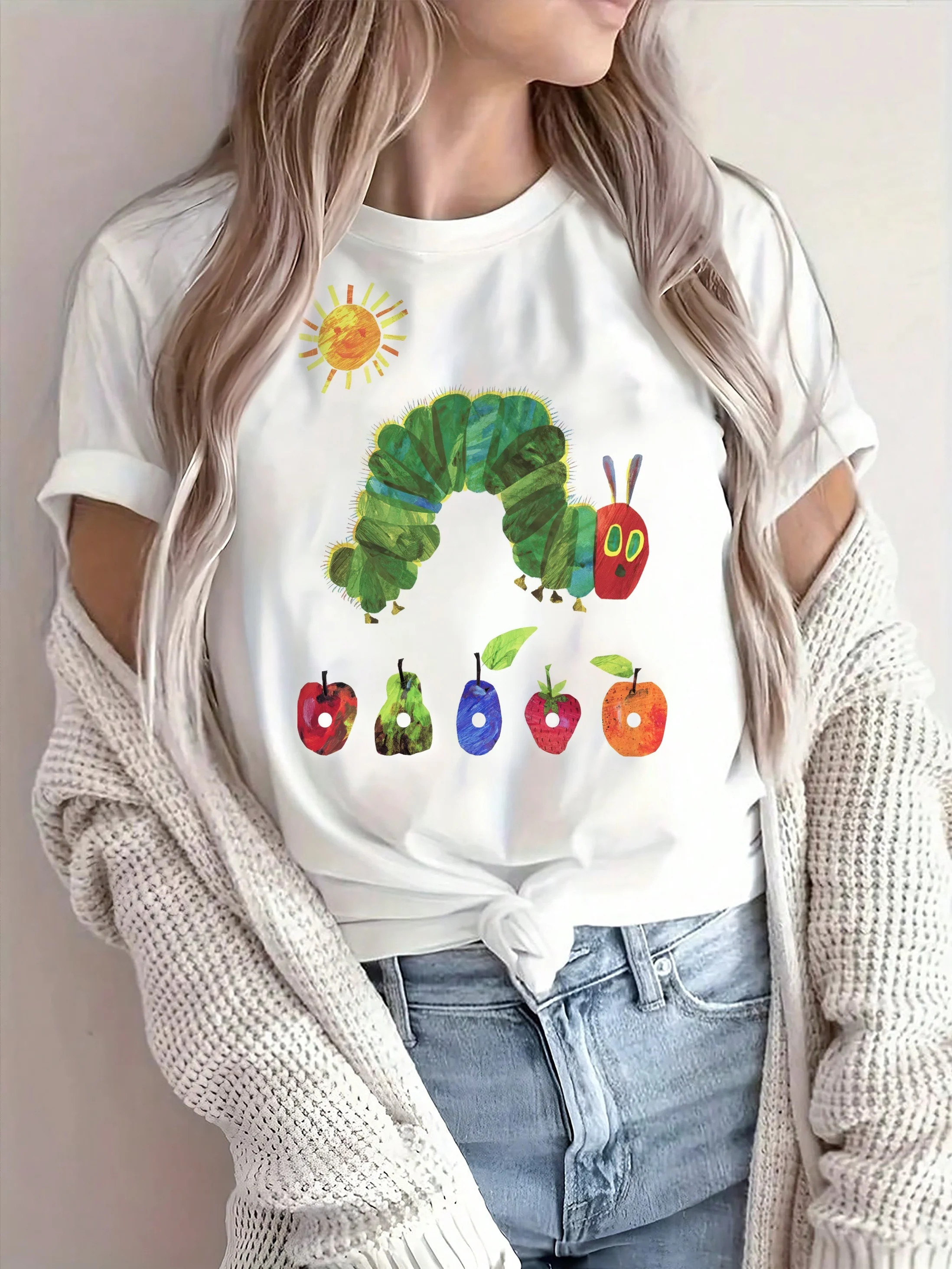 

Женская футболка The Very Hungry Caterpillar — с классическим принтом по мотивам детской книги, повседневный ностальгический топ.