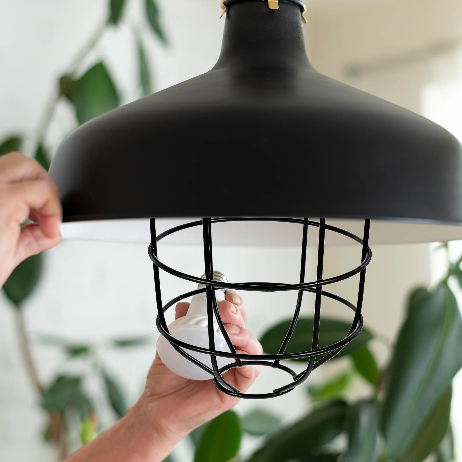 

Metal Lamp Bulb Guard Cage High Light Transmission Industrial Protective Light Cover For Workshop Signal Ceiling Lights