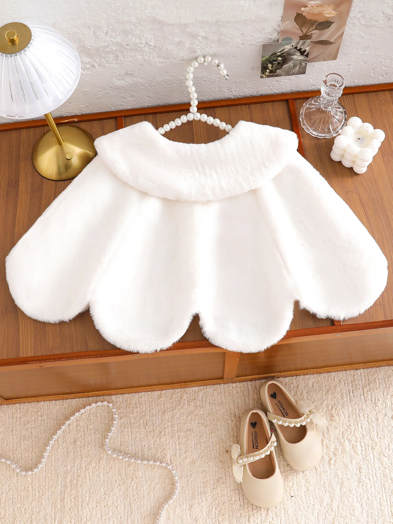 A Warm White Shawl Cape Plush Coat Top for Autumn and Winter, Girls' Warm Lapel Shawl Versatile Windproof Elegant Princess Fur Cape Autumn and Winter Clothing with Hem Design, Girls' Party Plush Coat Cape Top for Cold Protection, Suitable for Ages 4-5-6-7-8, Suitable for Outdoor Gatherings, Parties, Festivals, Birthday Gifts