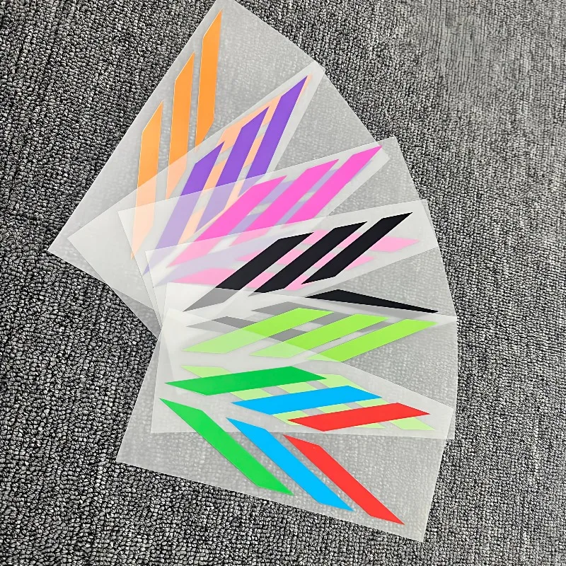 1 ensemble d'autocollants réfléchissants multicolores en forme de flèche chevron, imperméables et auto-adhésifs pour moto, pare-chocs de voiture, casque, bagages, décoration de sécurité