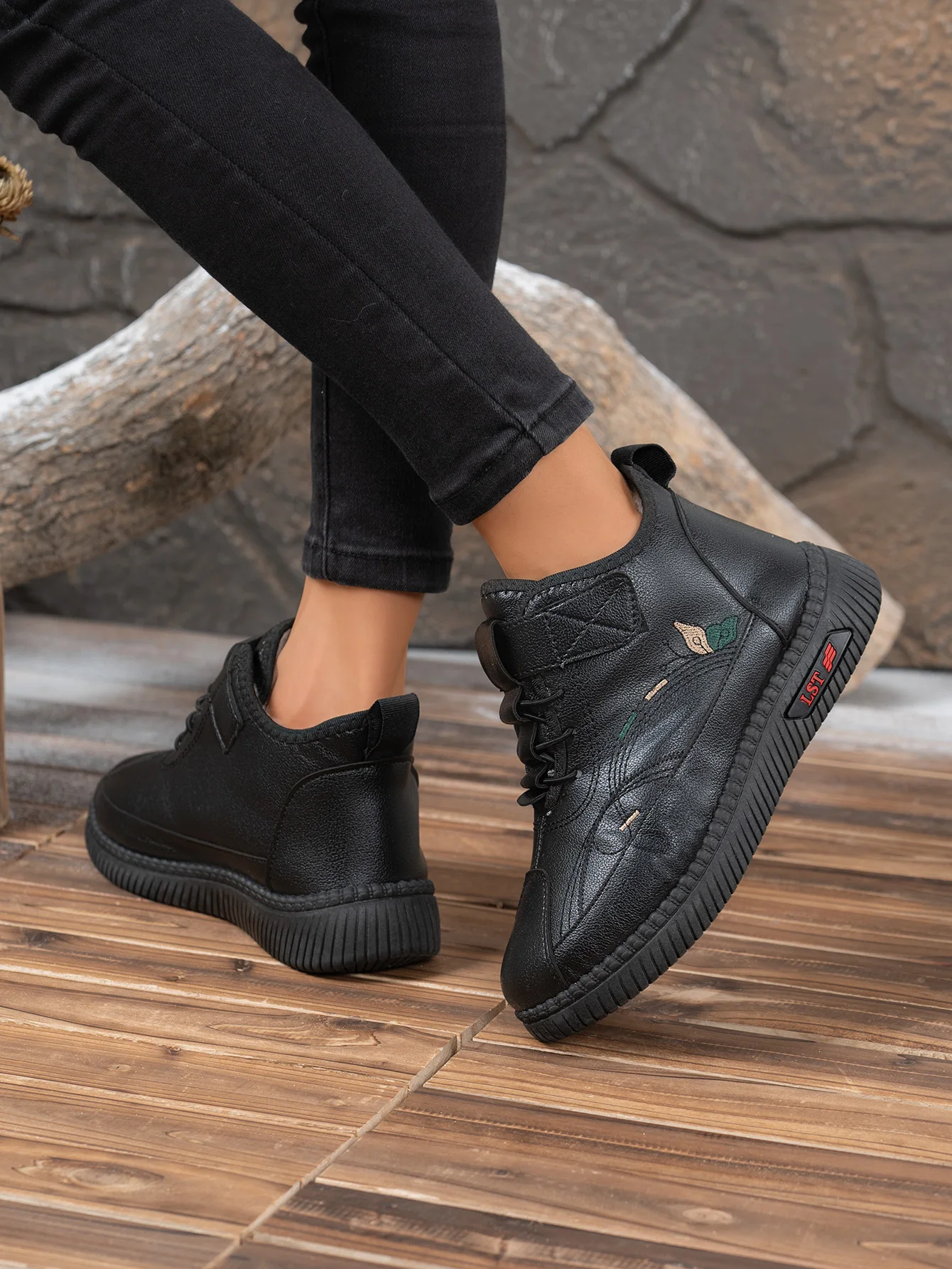 2026 Winter Damen Fleece-Gefütterte Leder-Stiefeletten Klettverschluss Stickerei Rutschfeste Weiche Gummisohle Warme Freizeitstiefel – Detail 16