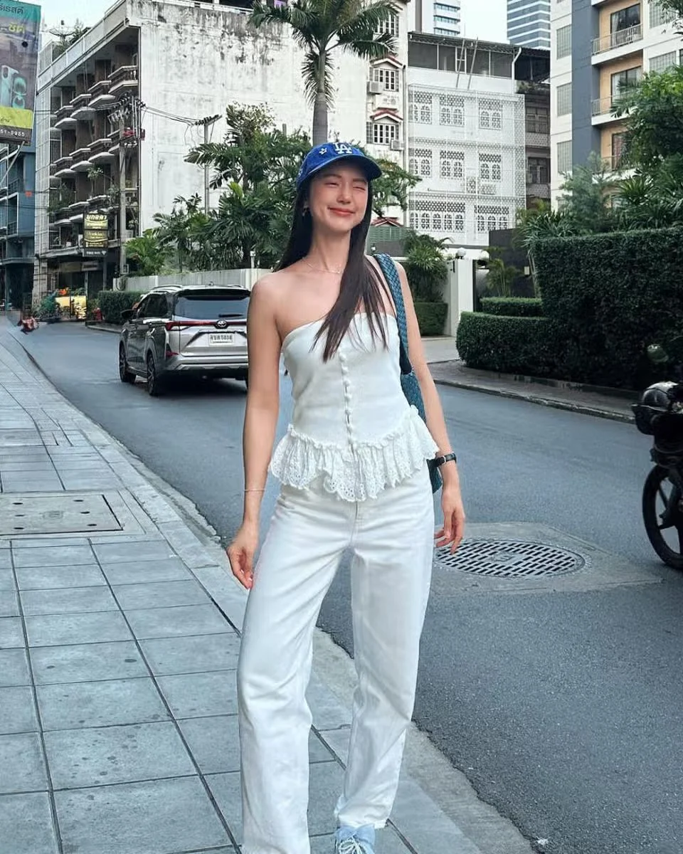 

Женские белые повседневные костюмы, новинка 2025 года, однобортный топ без бретелек с кружевной вышивкой и широкими брюками с высокой талией, костюмы