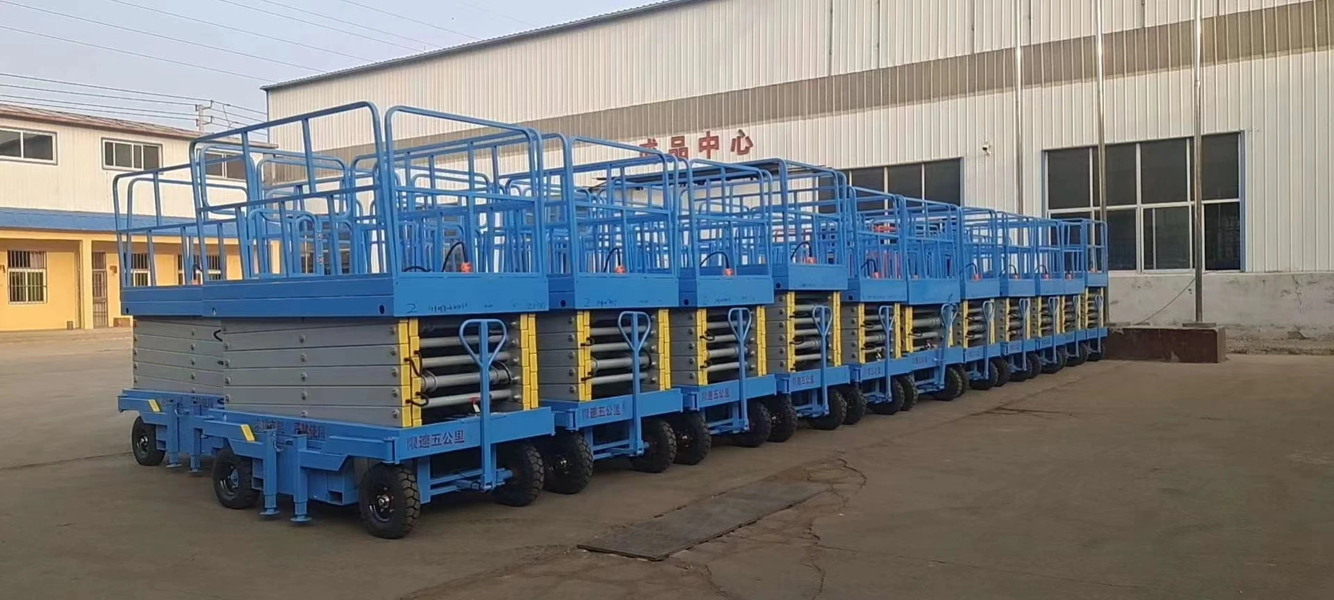 المحمولة الكهربائية الحديد مقصية رفع 4-16 متر منصة العمل الجوي 4 Pers قدرة 2100x830 مللي متر الجدول رافعة متنقلة للمستودع CE