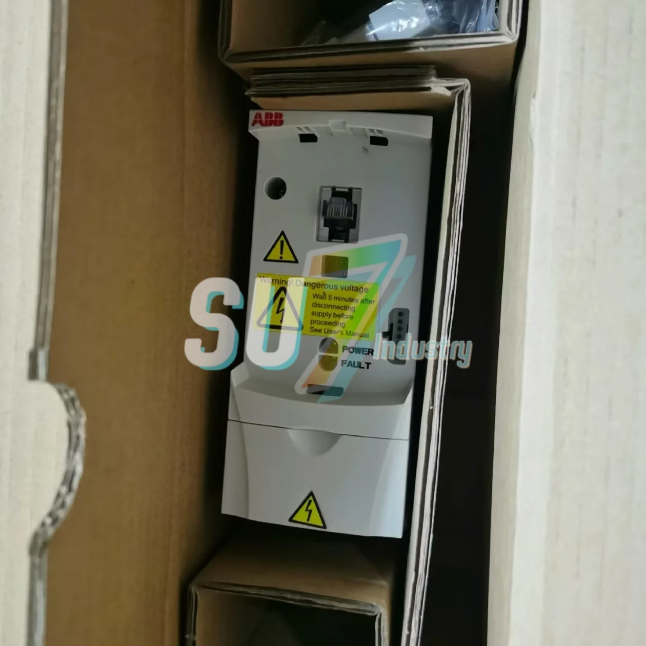 周波数コンバータ ACS310-03E-01A3-4 ACS310-03E-02A1-4 倉庫に新入荷