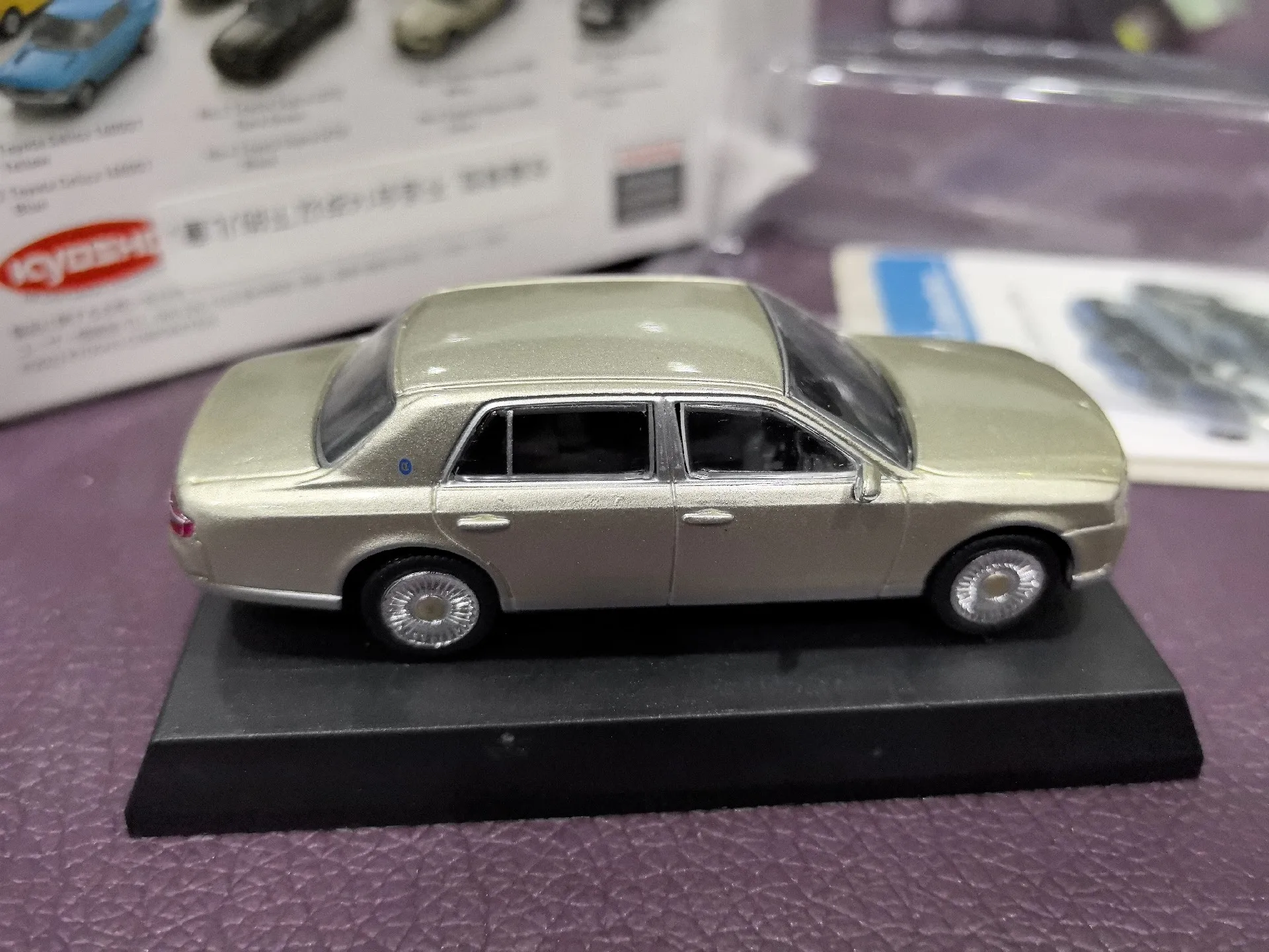 دييكاست كيوشو 1:64 مقياس تويوتا القرن فولفو مقطورة شاحنة سبيكة سيارة نموذج تحصيل لعبة هدية تذكارية عرض حلية