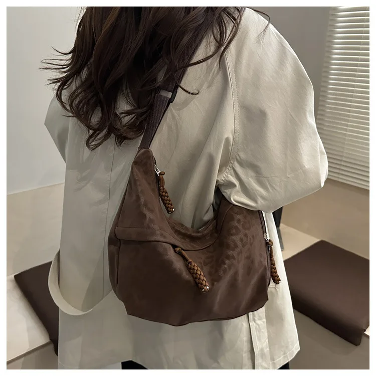 Modische Damen-Umhängetasche mit Leopardenmuster, große Kapazität, Hobo-Umhängetasche für den täglichen Pendelverkehr, lässiges Outfit, Achseltasche – Detail 14