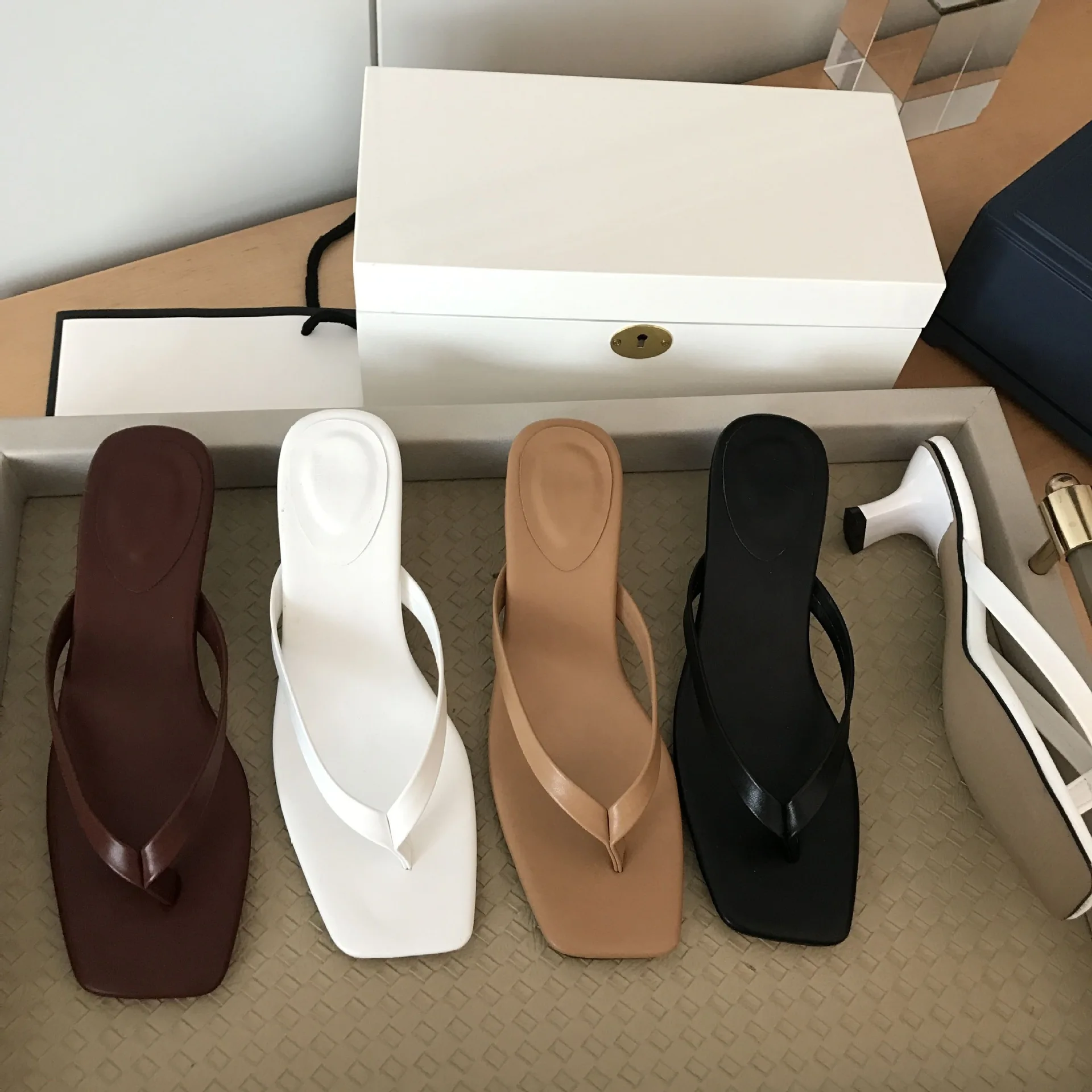 Scarpe femminili pantofole donna estate basso lusso diapositive tacchi sottili infradito in gomma muli con tacco 2023 Designer hawaiano alta roma