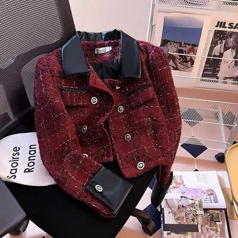 Casaco de Couro Vermelho com Patchwork para Mulheres, Moda Primavera 2025, Novo, Ajuste Solto, Botão Clássico, Design em Cores Blo