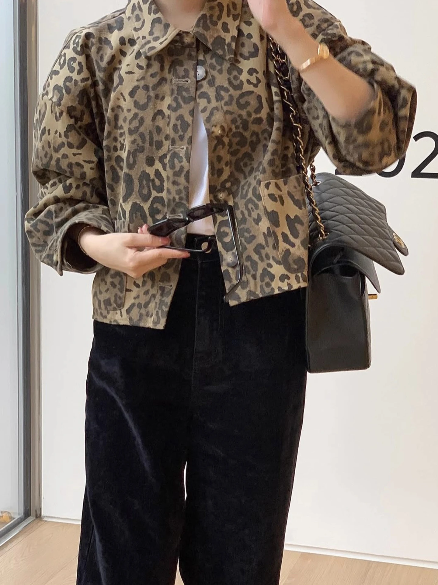 レトロなヒョウ柄デザインシングルボタンショートジャケット女性のルーズオープンカーディガントップ通勤スタイル秋の新着