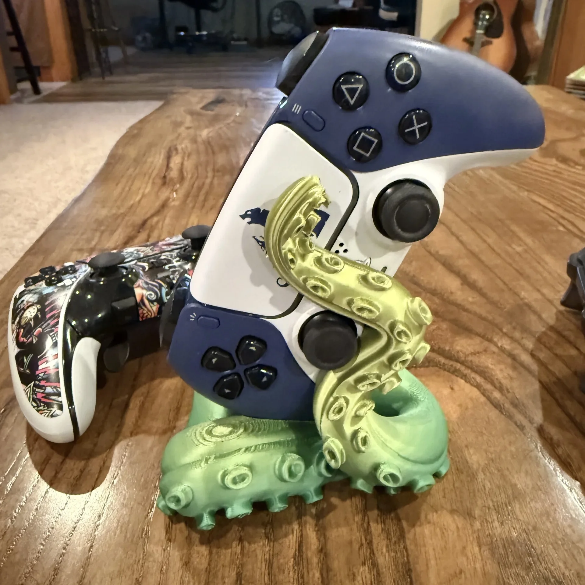3D Printed Octopus Game Controller Stand Suitable for PS5 Controllers Desktop Stand Holiday Gift Home Decor Statue Ornament view 5