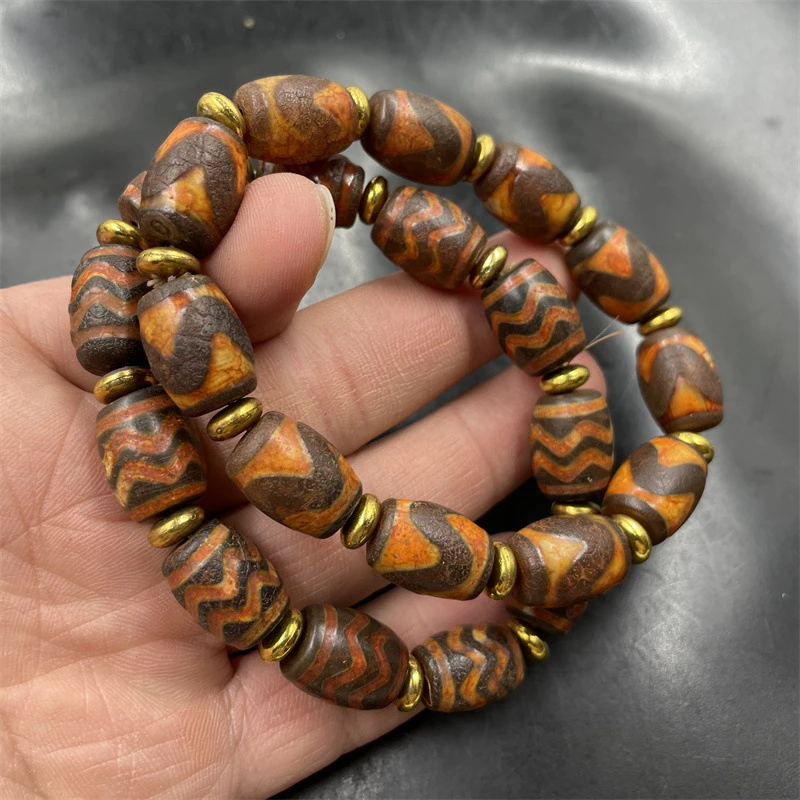 

Tibetan-style vintage tiger tooth bracelet with ripple pattern and old agate beads