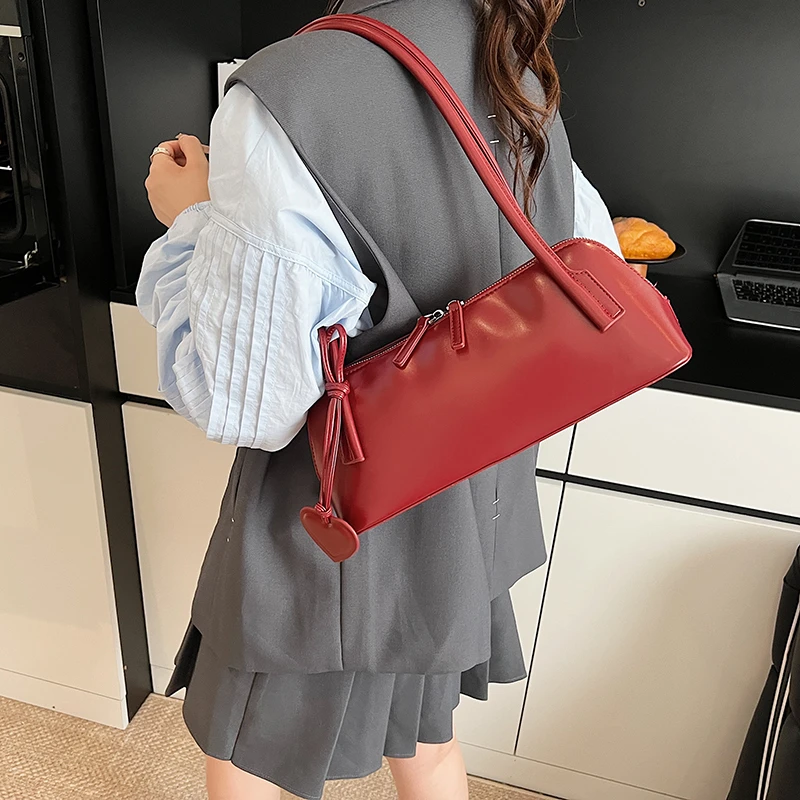2025 الخريف والشتاء موضة جديدة الصلبة بولي PU حقائب كتف مربعة شعبية بسيطة تنوعا الشعور على حقائب الإبط الفاخرة للنساء
