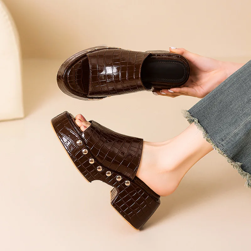 

Тапочки с открытым носком на толстой подошве и заклепками, модные сандалии на платформе из лакированной кожи, уличная женская обувь без шнуровки Sandalias Mujer