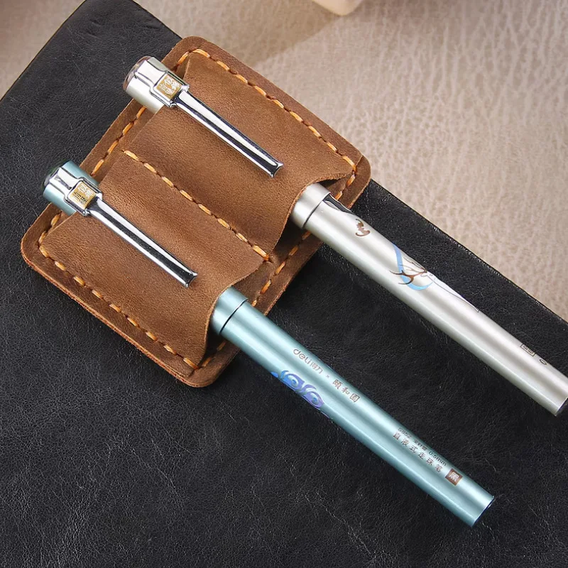En Stock, Clip doble de cuero Retro para bolígrafo, enchufe portátil para bolígrafo, 2 piezas, nuevo bolígrafo de oficina, Clip de almacenamiento portátil compacto antipérdida