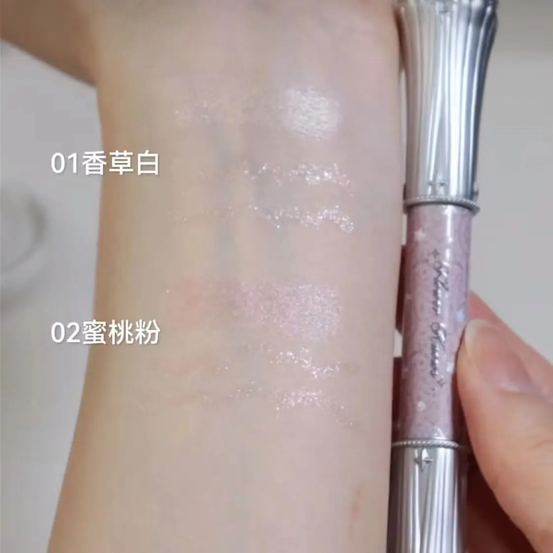 Flower Knows Shell Pearl Series Penna per baco da seta sdraiata a doppia testa Perlescente Fine Flash Illuminante Ombretto Eyeliner Penna liquida