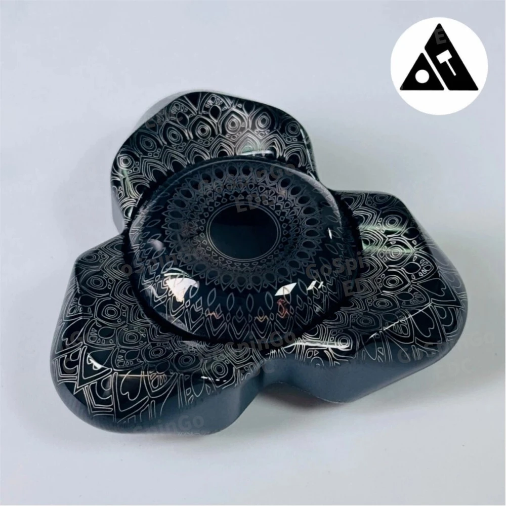 ฟิดเจ็ตสปินเนอร์ TIER I EDC รุ่นมินิ ลายขนนกยูง วัสดุสแตนเลส สัมผัสการใช้งานด้วยมือ ฟิดเจ็ตสปินเนอร์แบบสามใบพัด