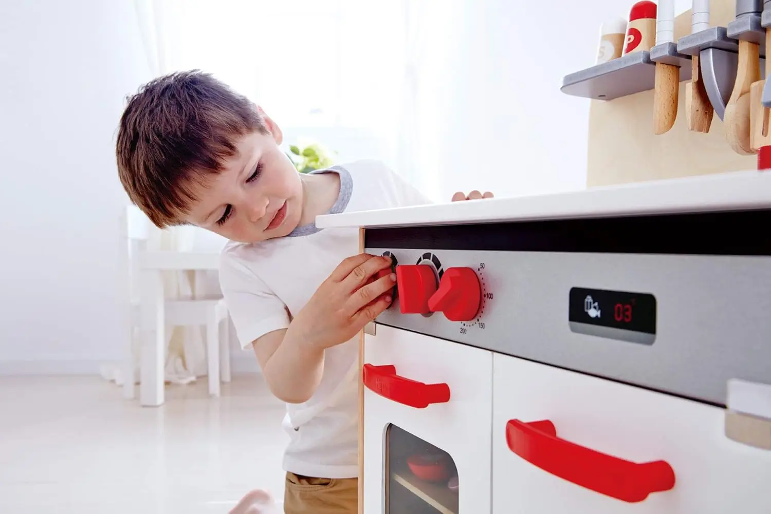 Ensemble de cuisine de jeu de simulation en bois entièrement équipé avec évier, cuisinière, four à pâtisserie, armoire, boutons colorés et étagère à épices