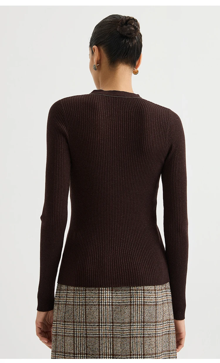 BY3621711 Damen-Pullover mit tiefem V-Ausschnitt, Lurex-Rippstrick-Wollmischung, langen Ärmeln, V-Ausschnitt, Kettenverzierung, schlanke Passform, dezenter Luxus für den frühen Herbst – Detail 16