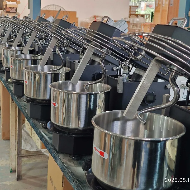 Factory Supply Commercial Bakery Dough Kneader Machine 10L 4kg Tabletop Mixer with Removable Bowl for Bakery Customized