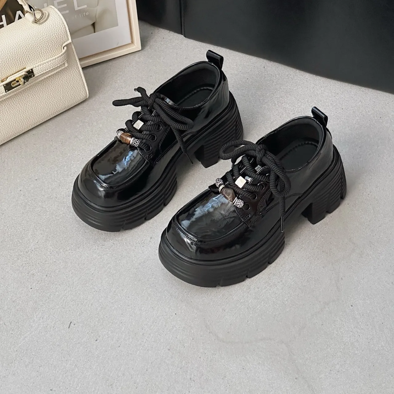 

2025 Высококачественные новые дизайнерские лоферы для женщин, модные повседневные черные кожаные туфли, женские весенне-осенние туфли на платформе, женские туфли