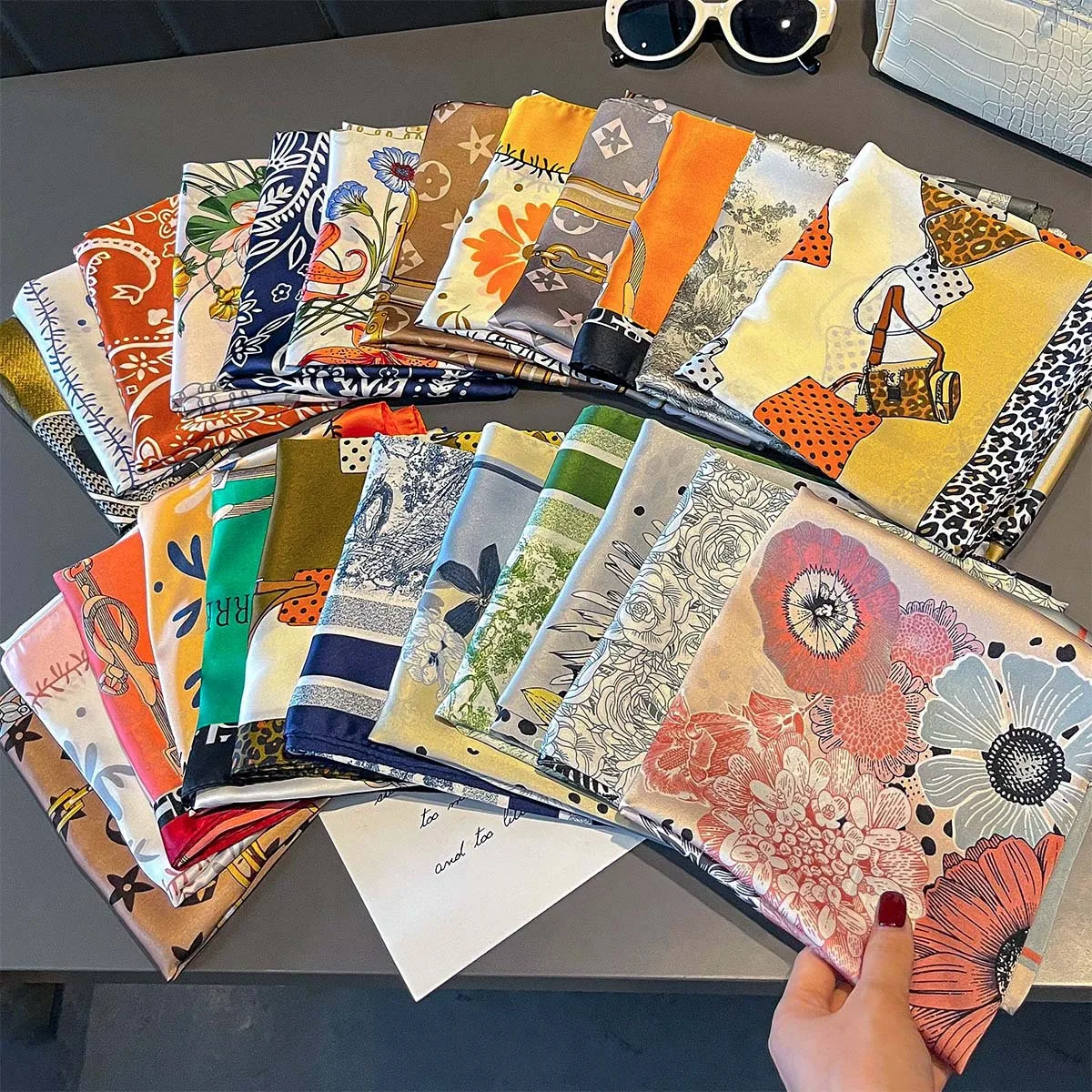 

2025 Новый роскошный женский модный шейный шарф из искусственного шелка 70 Универсальный высококачественный шелковый шарф с темпераментным принтом