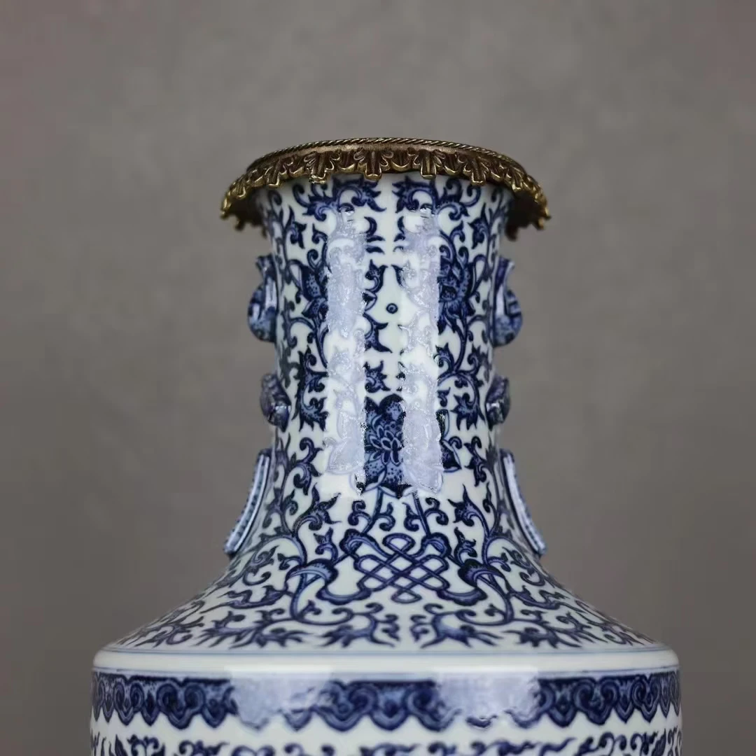 Jingdezhen high-end antique hand-painted blue and white porcelain vase ornament auction Qing Dynasty Qianlong porcelain vase