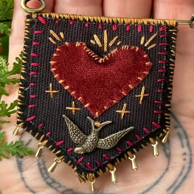 

Кармашек Hope's Protection с розмарином. Ручная вышивка, в комплекте булавка и перья. Держатель для кристаллов/заметок/талисманов для защиты.