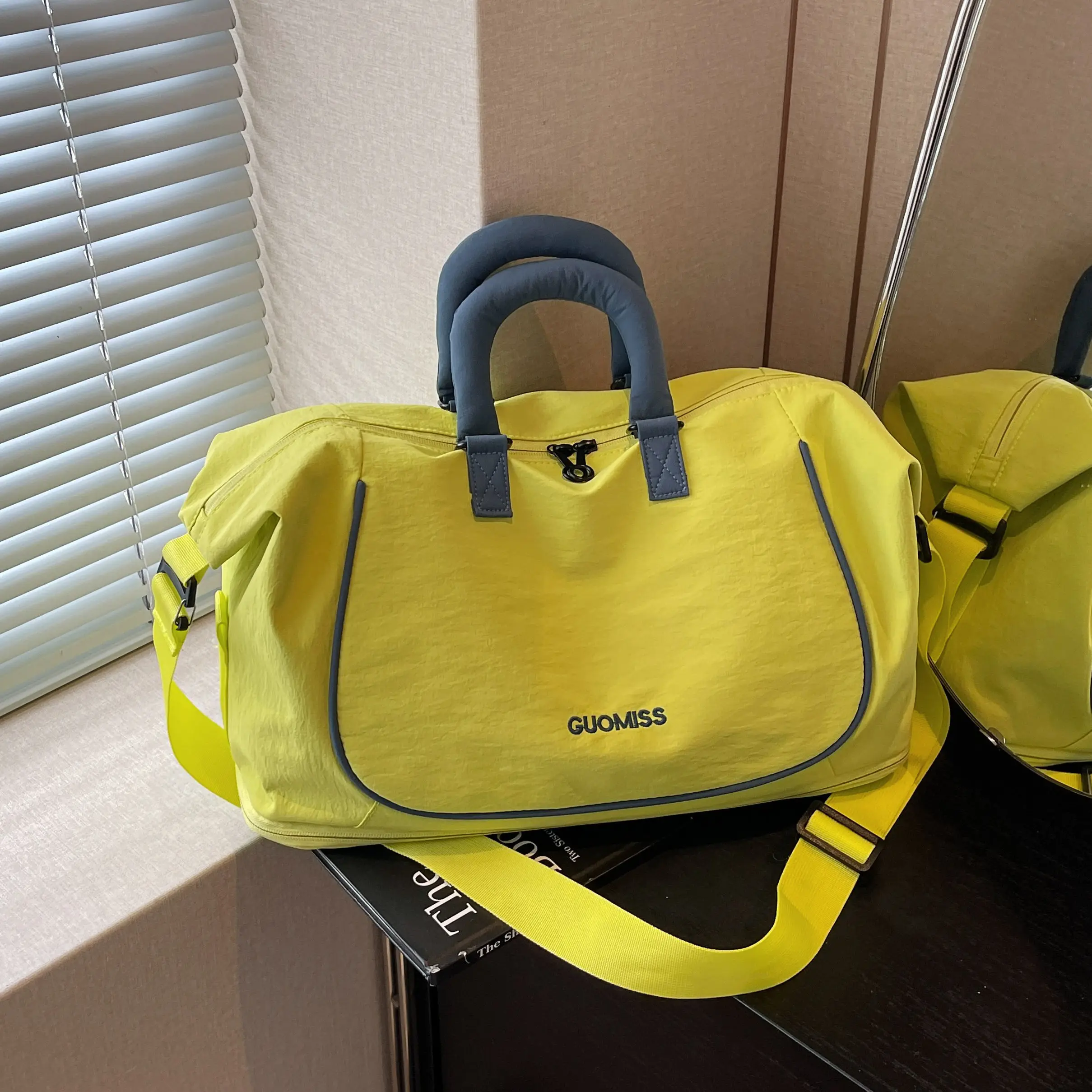 large-capacity-sports-bag-handheld-travel-bag-fashionable-lightweight-maternity-bag-for-short-trips-and-business-travel
