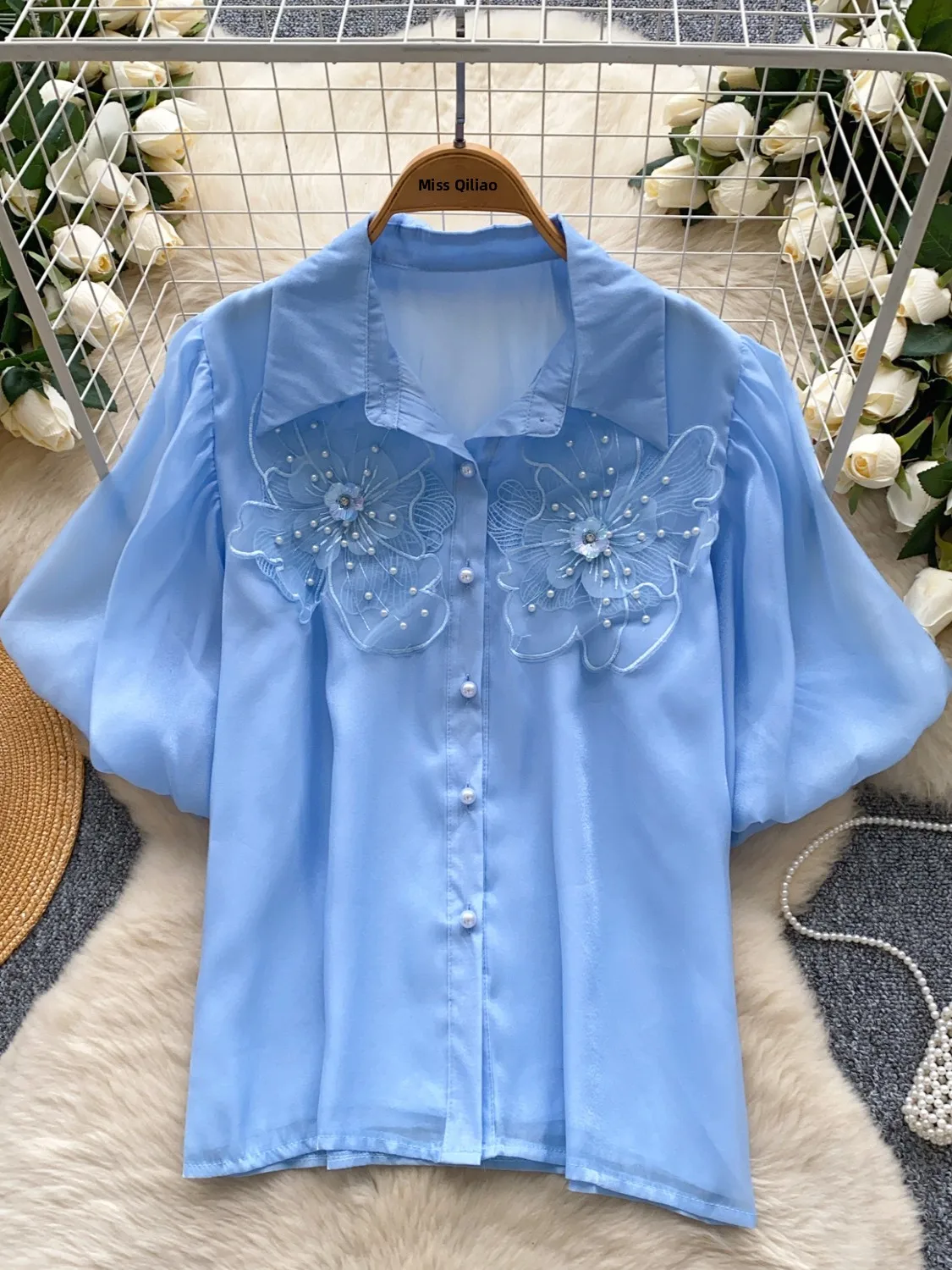قميص نسائي صيفي أنيق بأكمام فقاعية مزينة بالخرز وزهور ثلاثية الأبعاد، بلوزة راقية بزر واحد على الطراز الكوري فضفاضة بأكمام قصيرة