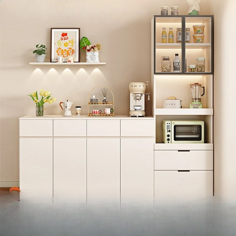 

Боковой шкаф премиум-класса. Кремовый стиль, бытовая гостиная. Кухня у стены. Чайный шкаф. Многофункциональное хранилище.