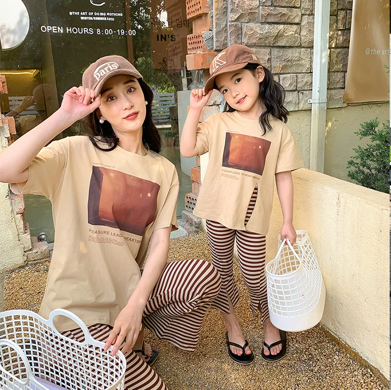 Play Parent-Child Outfit Together, Summer New Internet Famous Mother And Daughter Set, Oil Painting T-Shirt+Striped Split Pants