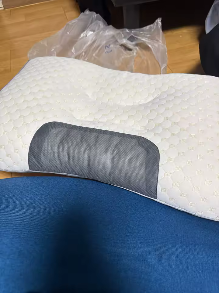 Almohada TheraComfort sobre cama con decoración neutra - reseña 10